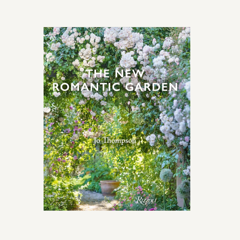 Book cover of 'The New Romantic Garden' with garden scene and 'Rizzoli' logo.
